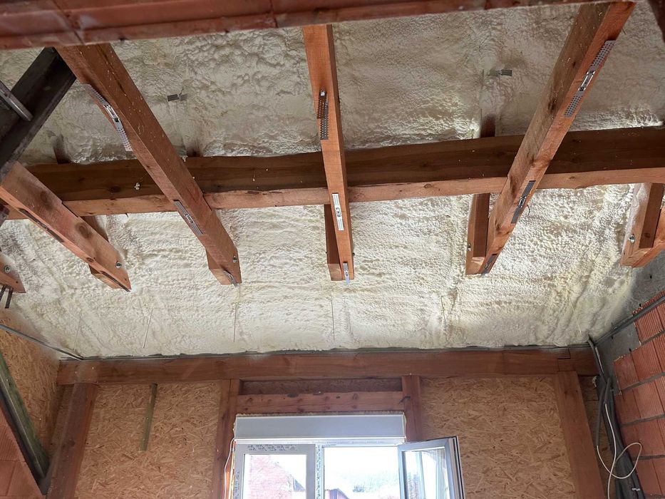 Ocieplanie piana PUR - Ocieplanie poddaszy pianką i celuloza Isocell