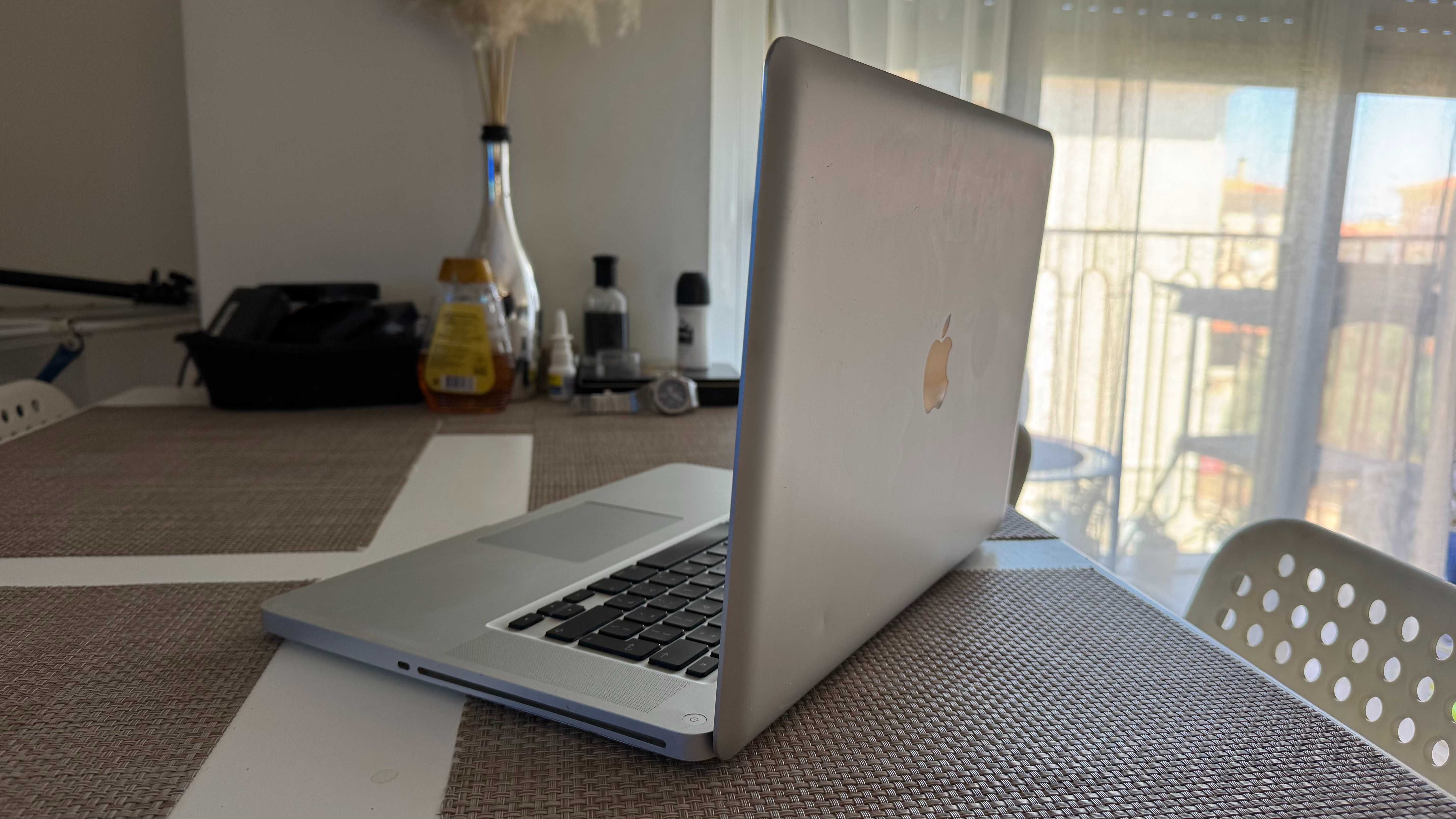 MacBook Pro 15” Mid-2010 (A1286) — Não Funciona — Para Peças
