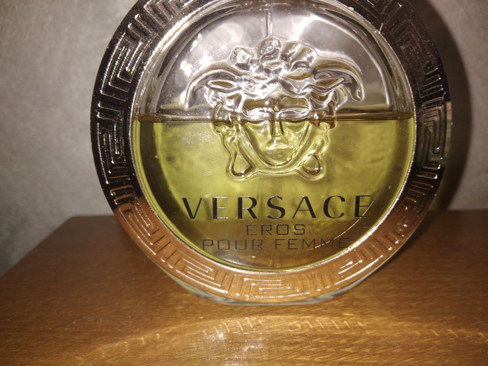 Туалетна вода Versace Eros Pour Femme 100ml. Шлейфова. В банці
орієнто