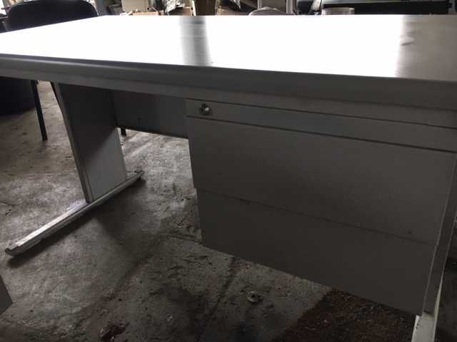 Secretaria com gavetas