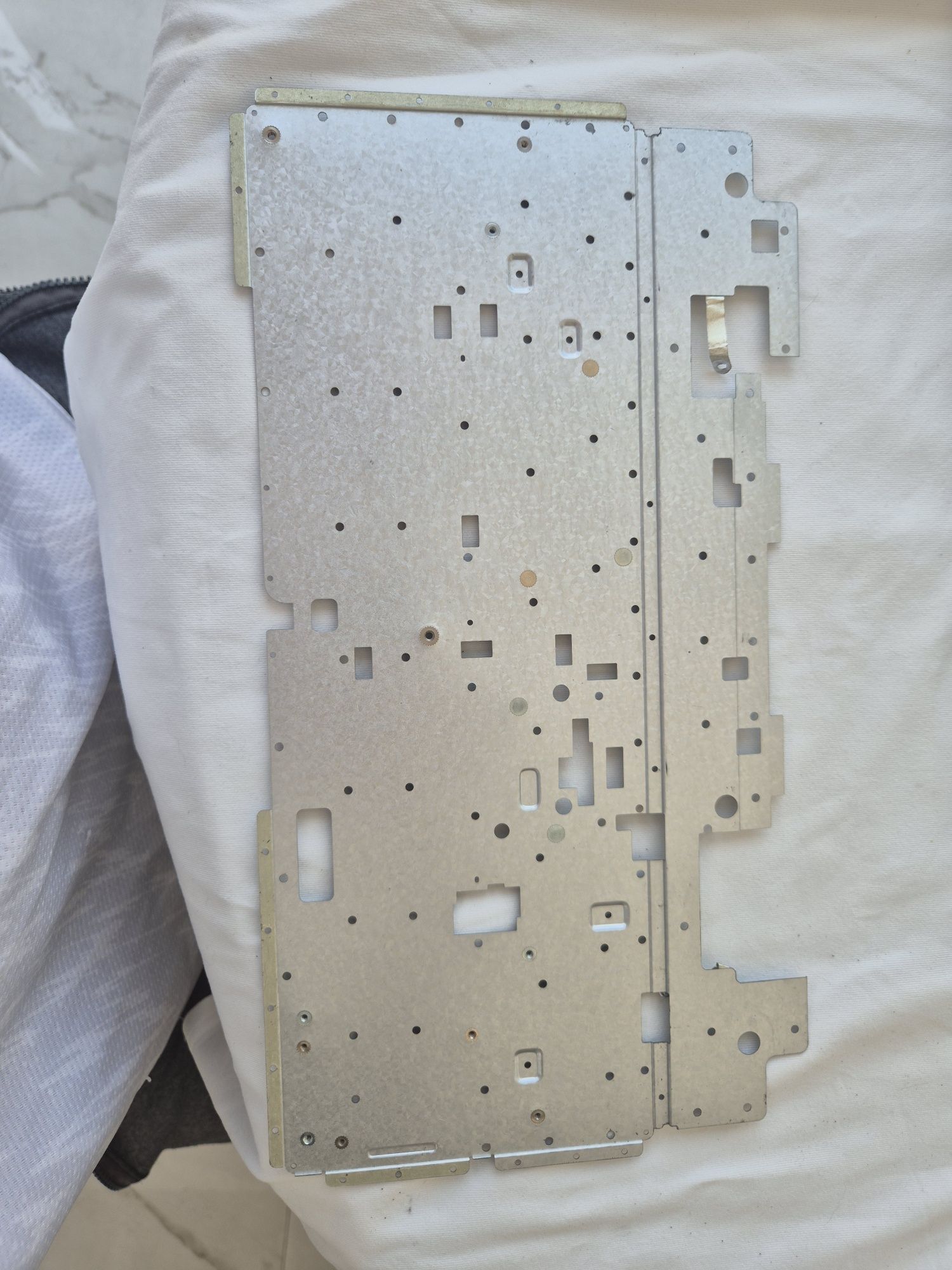 Cobertura inferior (base) do laptop MSI GP66 Leopard 10UH-483