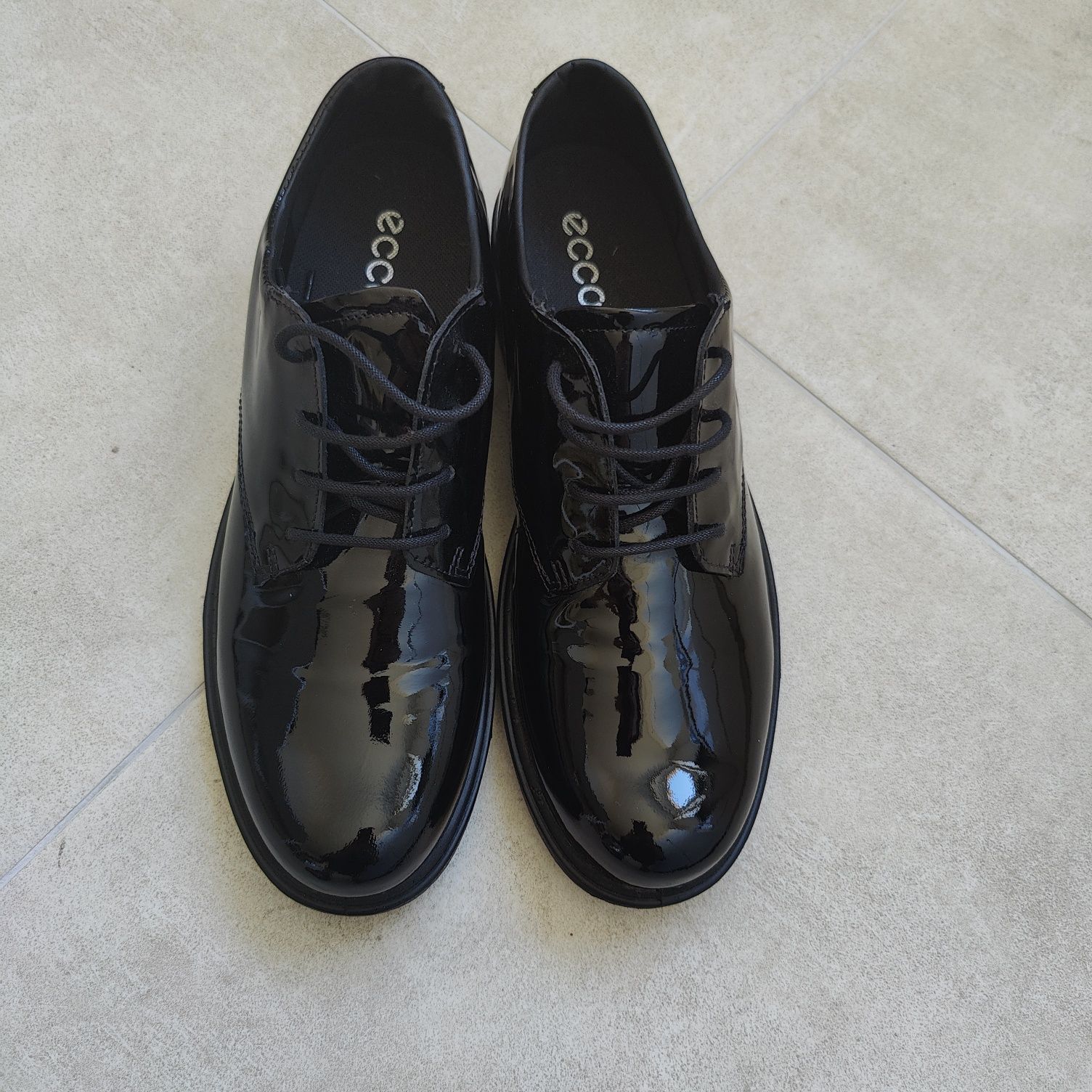 Продам фірмові лакові туфлі Ecco 40 р