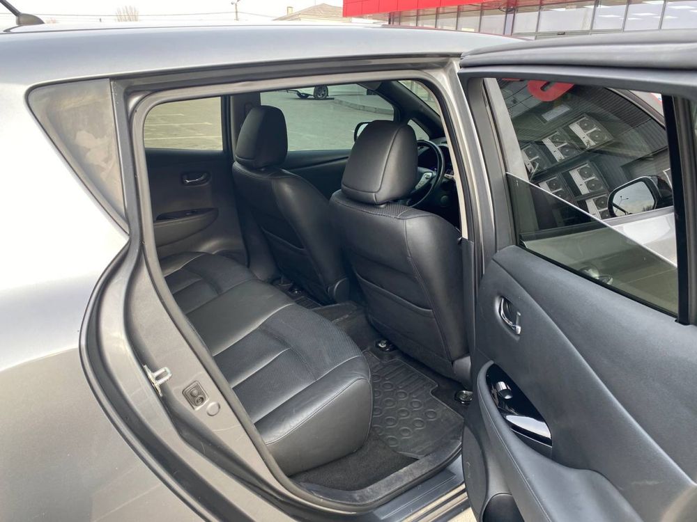 Продам Nissan Leaf.