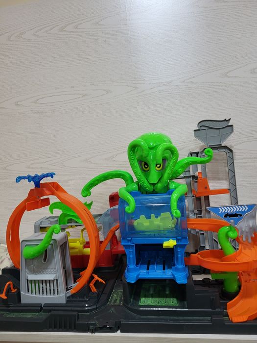 Ігровий набір Hot Wheels "Автомийка: Вибух кольорів" серії "Кольорове