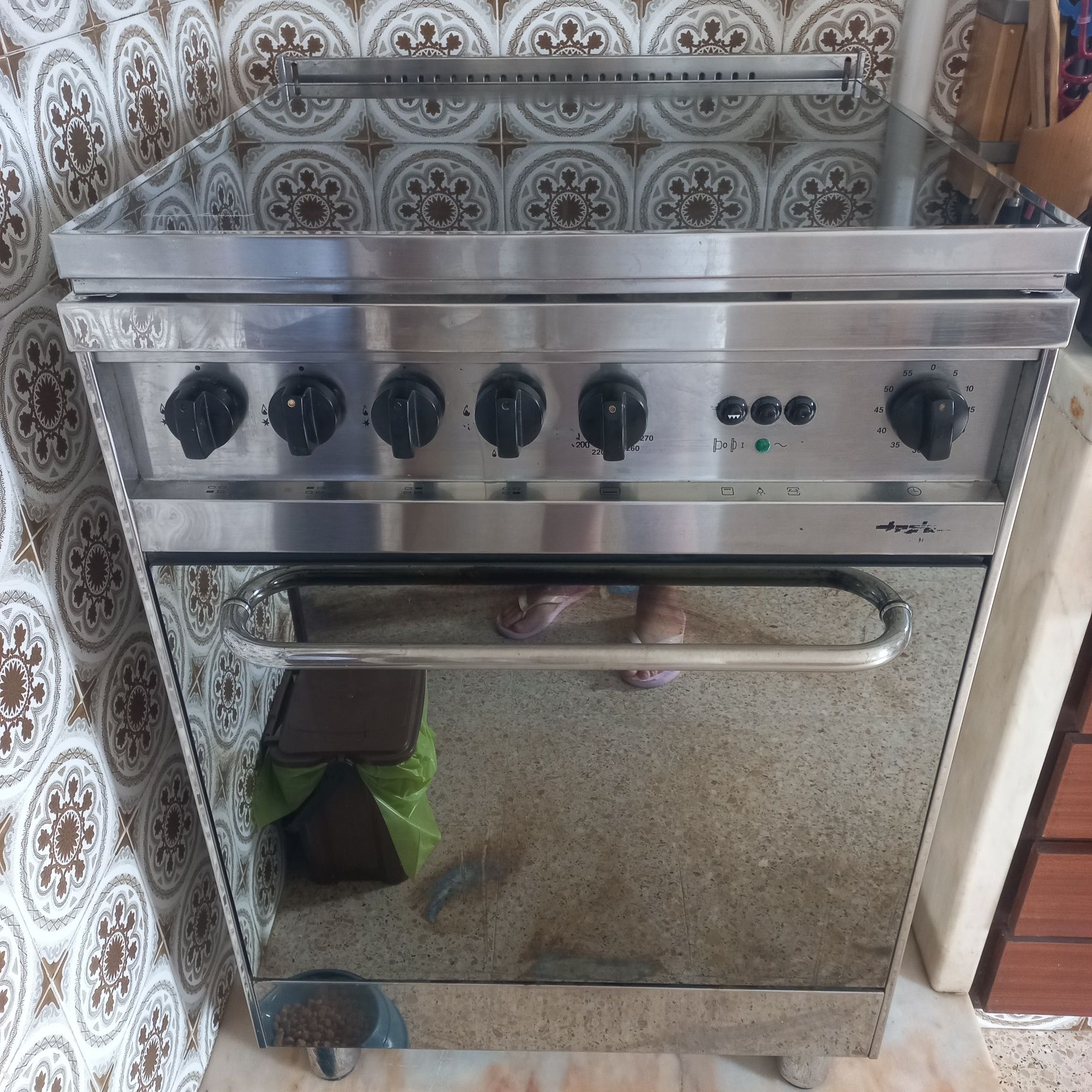 Fogão a gás com forno de 2 funções ( gás e eletricidade)  .