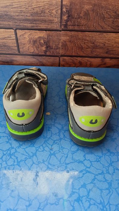 Сандалі для перших кроків