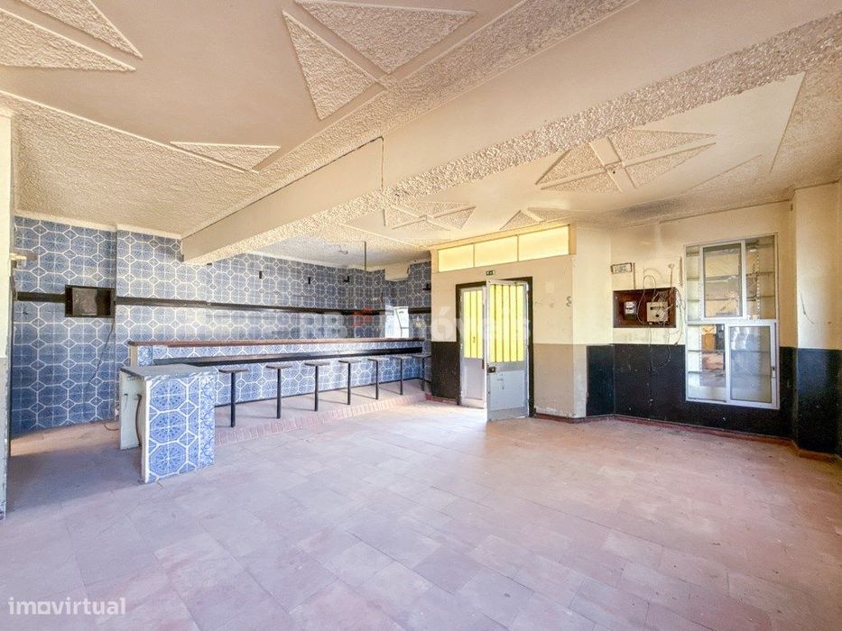 Café com estacionamento e terreno - Curvaceiras, Tomar