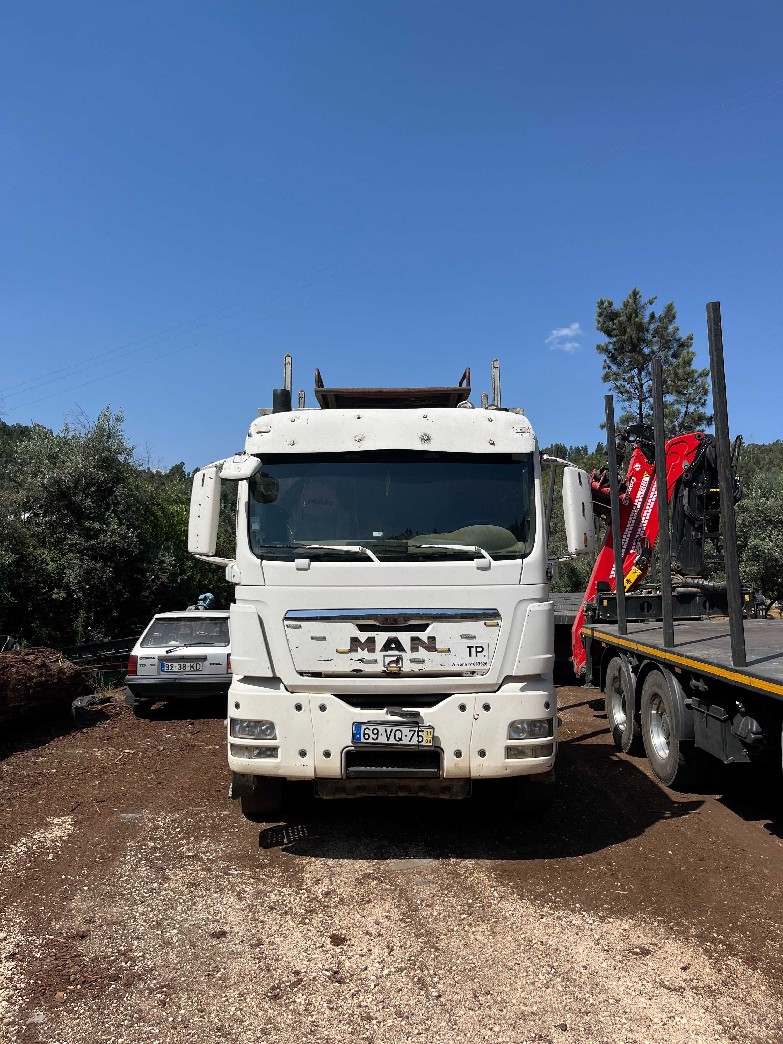 Camião 6X4 MAN com Grua