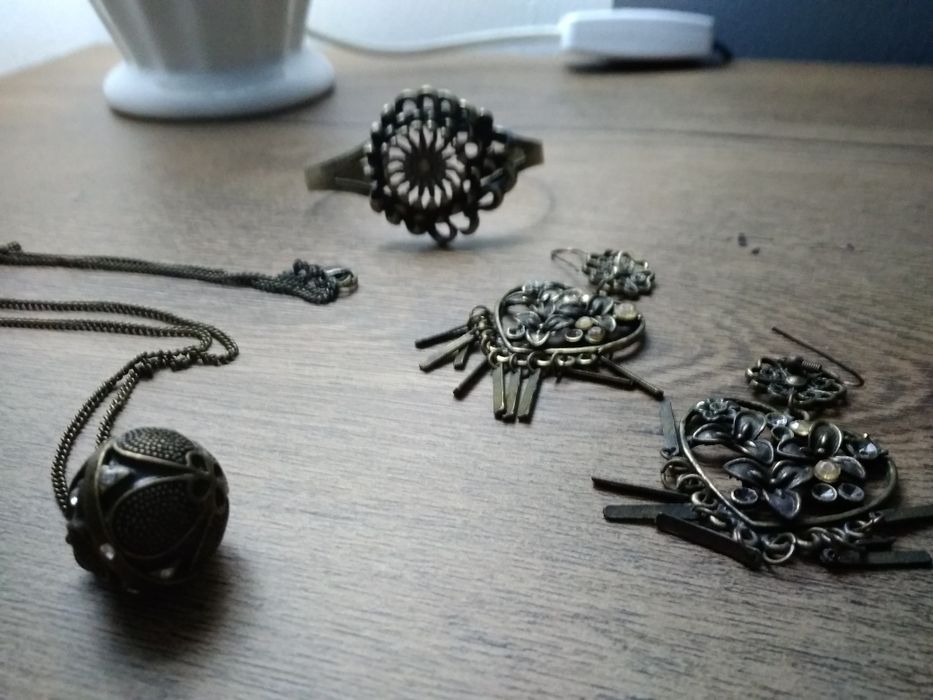 Zestaw biżuterii- naszyjnik, kolczyki, bransoletka