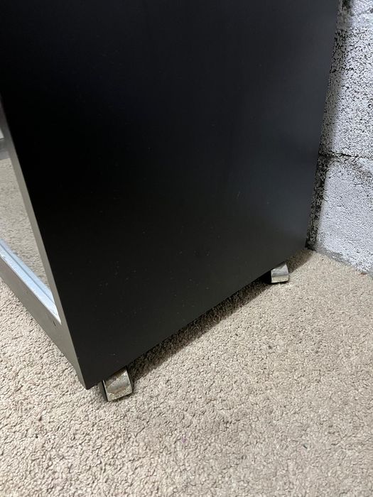 Móvel em madeira com rodas e prateleira, para bar ou aparelhagem.
Medi