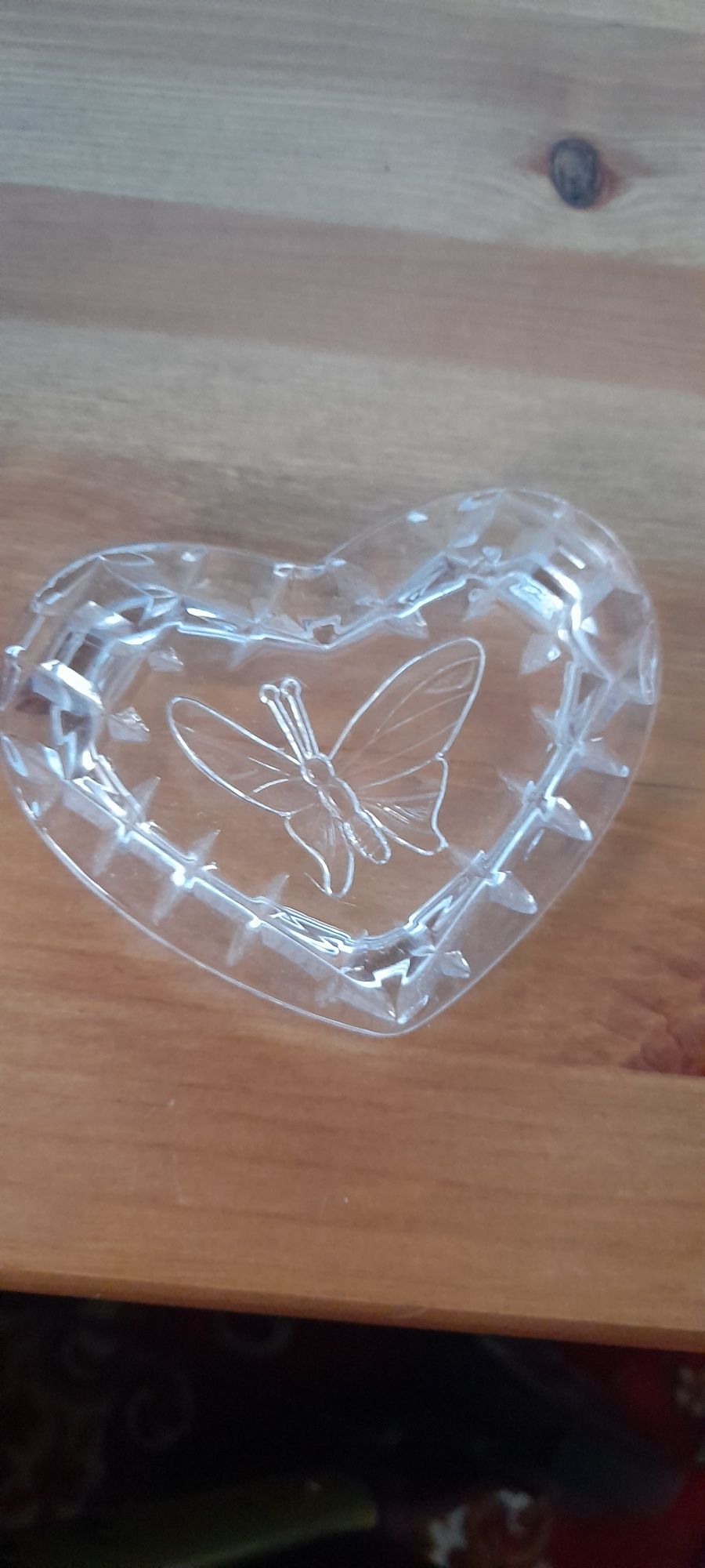 Serce puzderko kryształowe z motywem motyla.