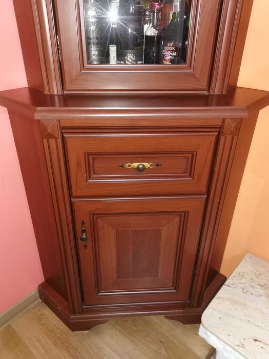 Witryna narożna w ciemnym kolorze