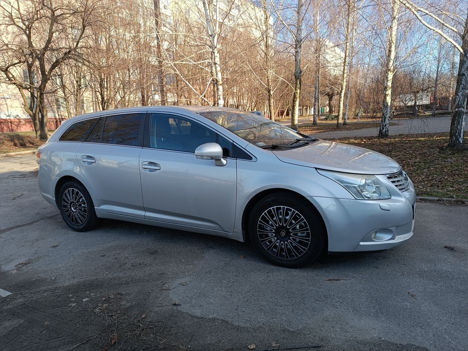 Автомобиль Toyota Avensis т27 универсал.