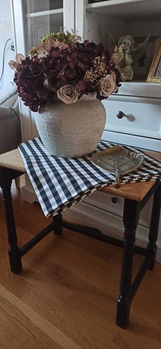 Dębowy stolik pomocniczy / kwietnik – odnowiony