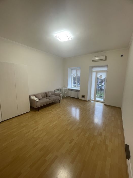 Сонячний простір в Центрі, вода + балкон