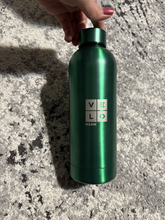 Nowa metalowa butelka na wodę