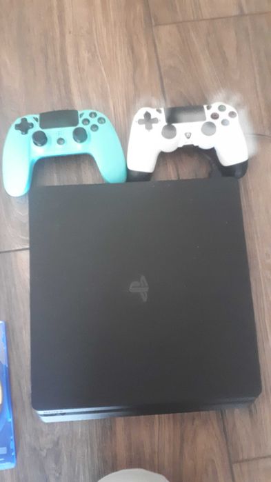 PlayStatio4+dwa pady+pięć gier bardzo zadbane