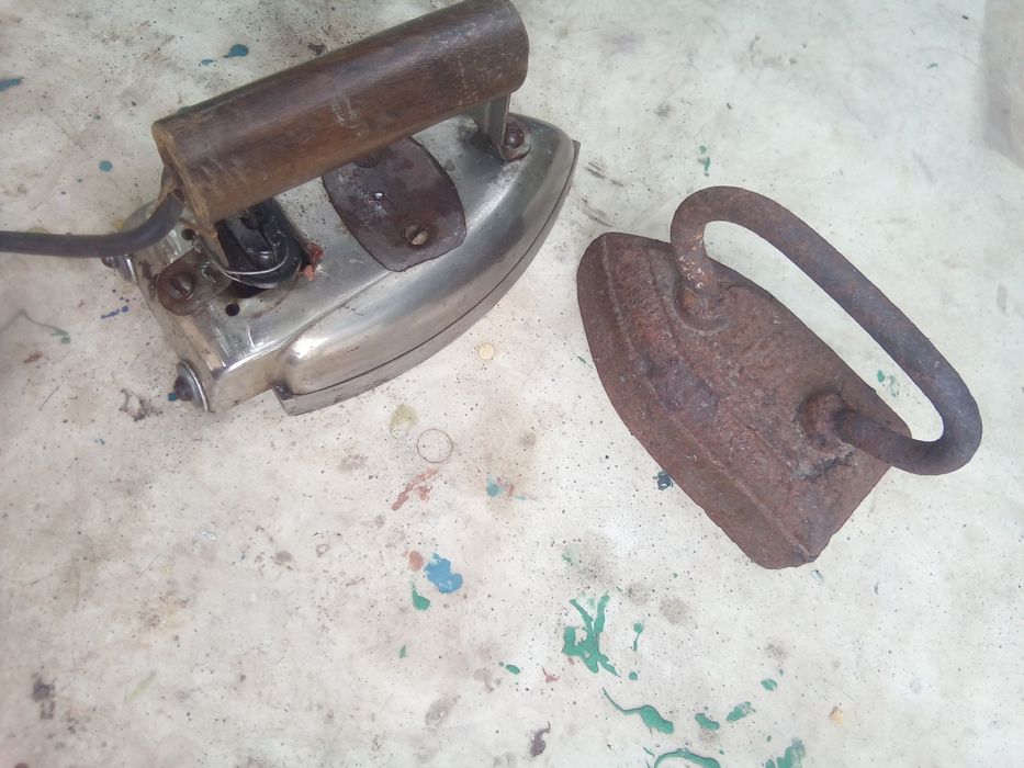 Утюги времен СССР.