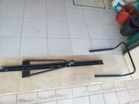 Dois Suportes bicicleta, 1 tejadilho do carro outro parede .