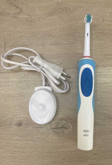 Szczoteczka Elektryczna Oral-B Vitality D12 + ładowarka