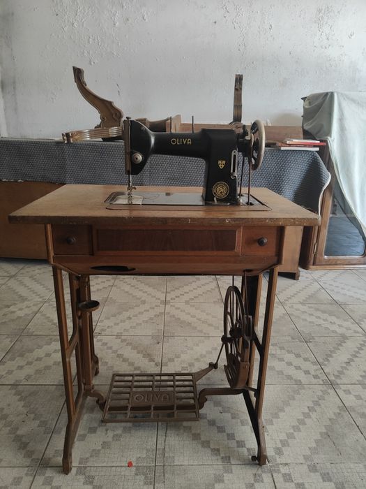 Máquina costura Oliva antiga