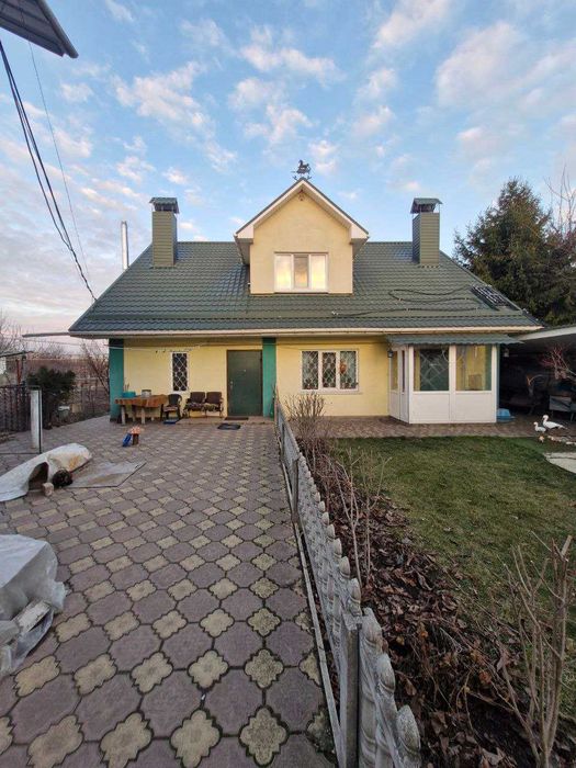 Продам приватну садибу з готовим бізнесом у сфері перетяжки меблів