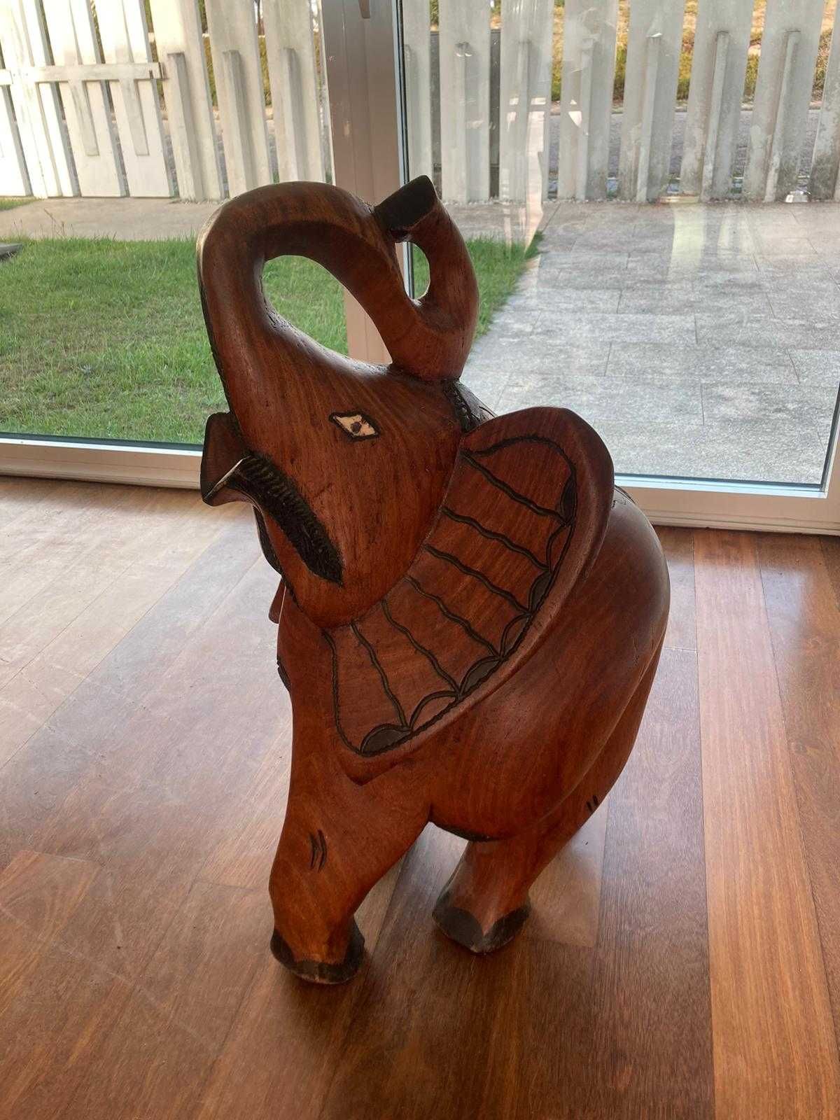 Elefante decorativo de madeira maciça