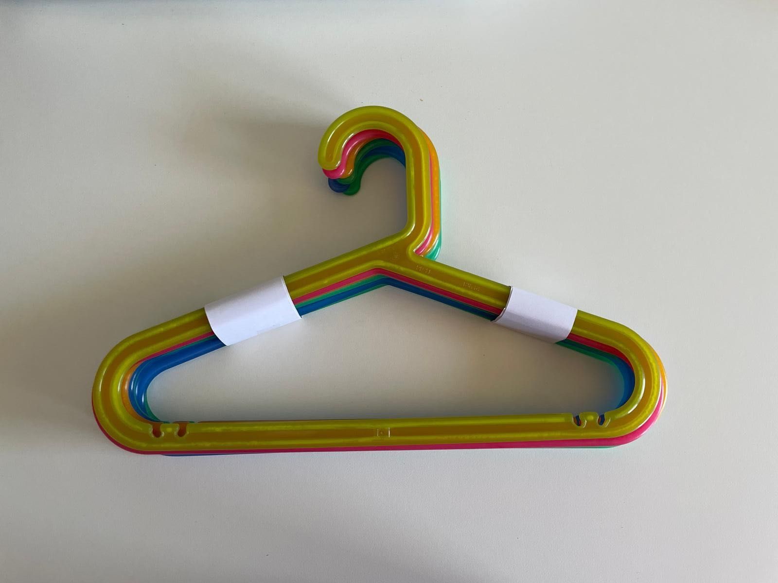 Cabides IKEA de criança, várias cores em conjunto de 8 unidades