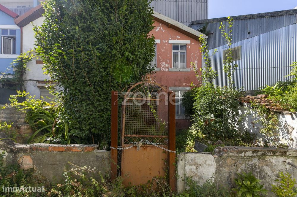 Moradia T2 com 94 m2 de terreno, em Mafamude V.N.Gaia