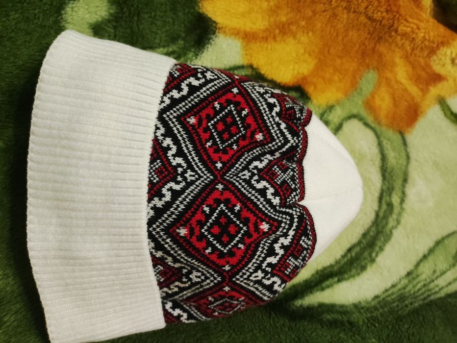 Шапка нова з орнаментом вишивки