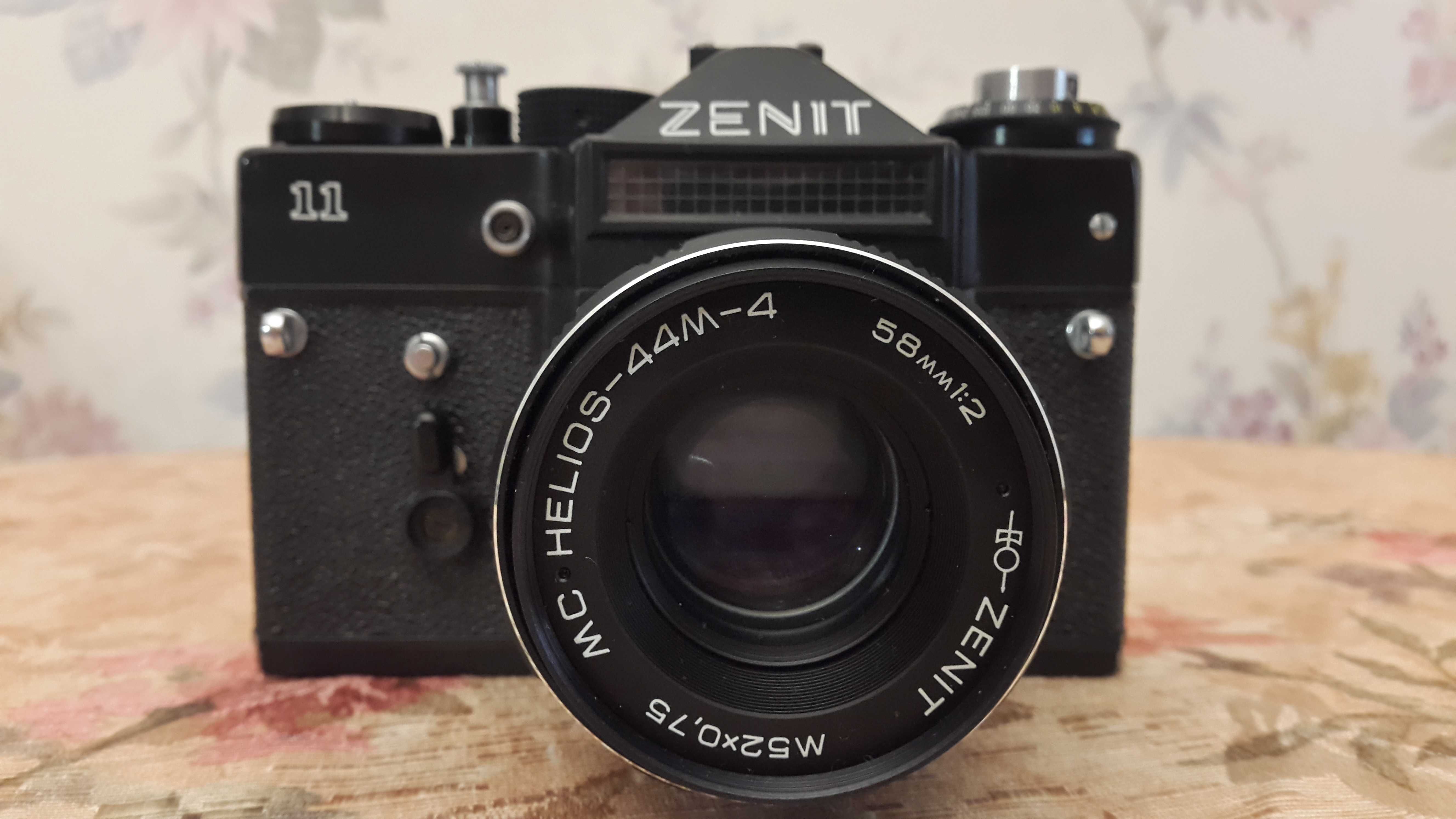 Фотоапарат Zenit 11 з об'єктивом MS Helios 44m-4 та вспишкою Saulute