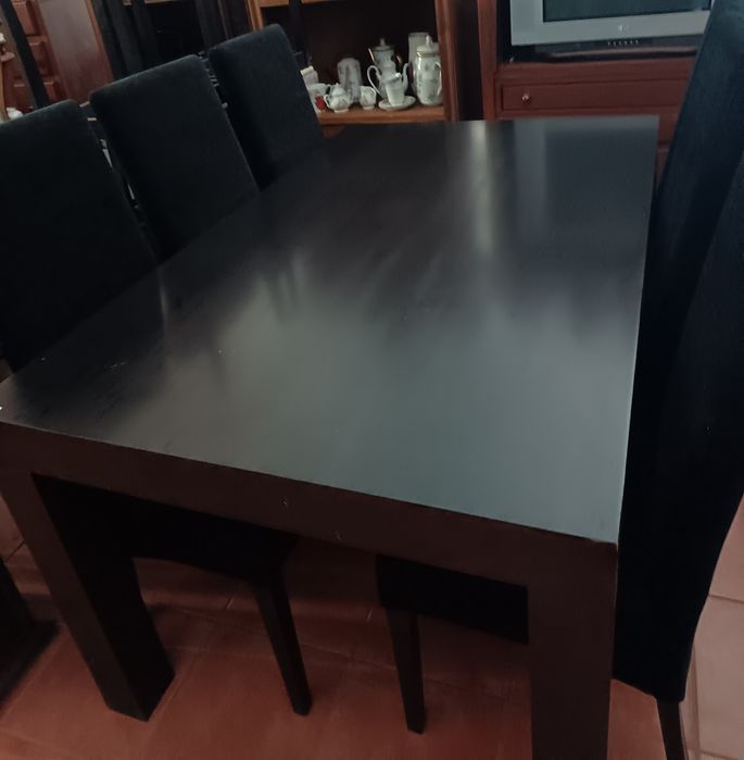 Mesa e cadeiras estofadas em preto