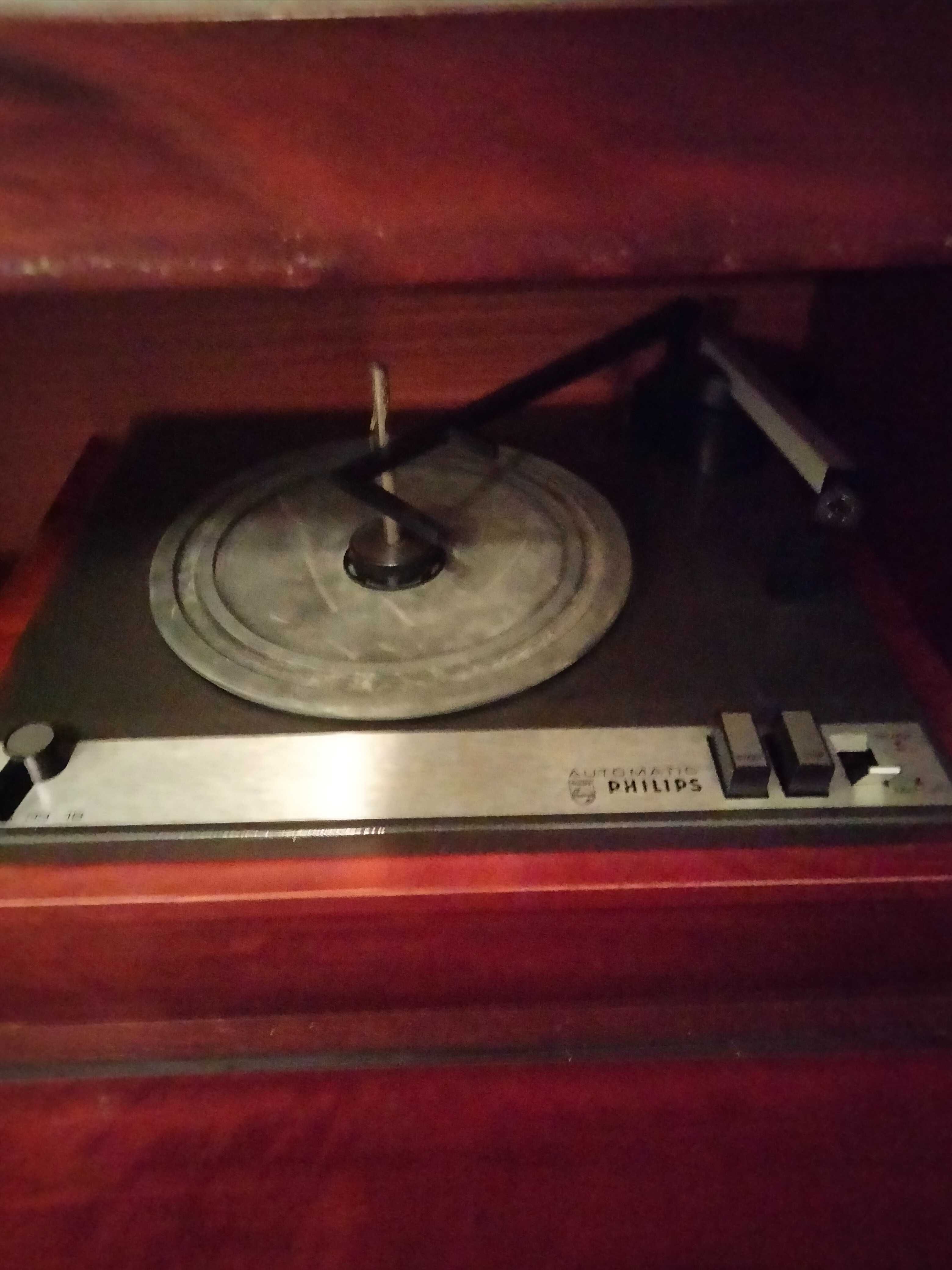 Unikatowa  drewniana szafa grająca - radio z gramofonem.