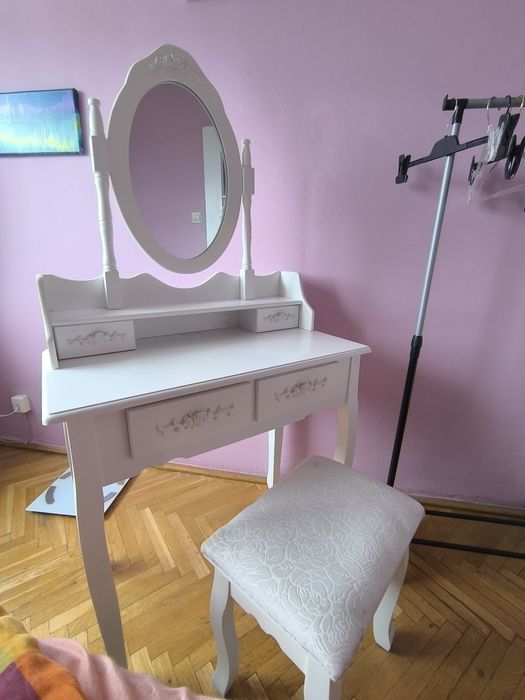 Toaletka biała z lustrem i taboretem