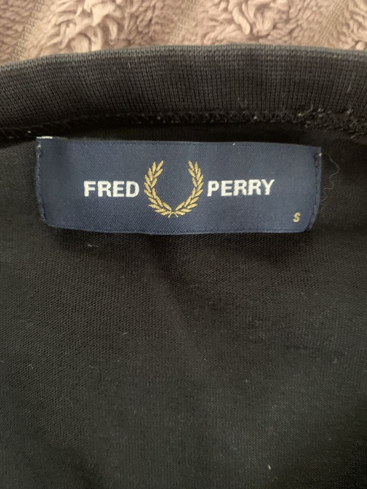 футболка Fred Perry на лампасах