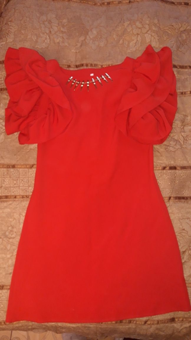 Красное платье с воланами, рюшами на рукавах. На любой праздник