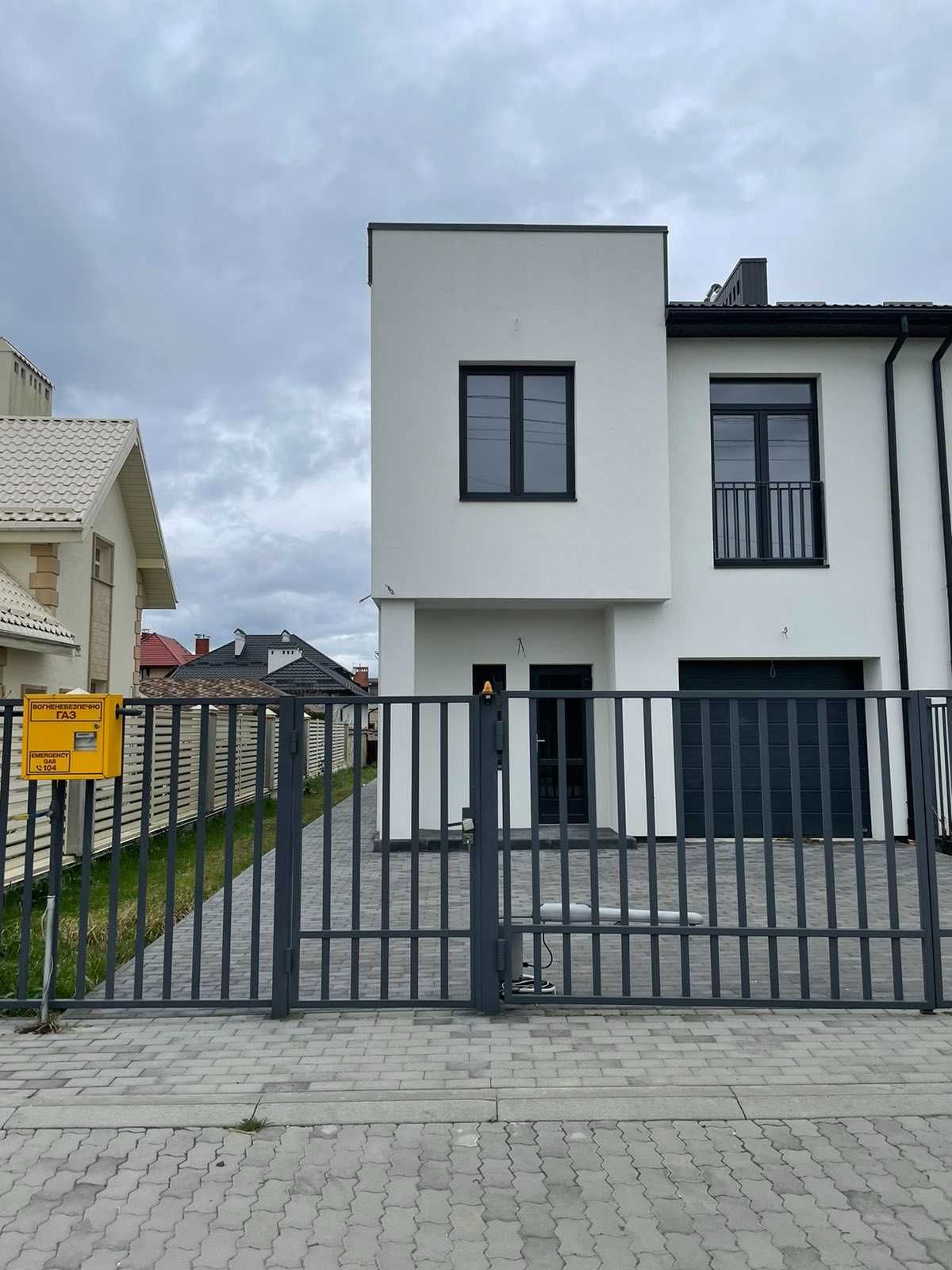 Пів спарки 144м² з ділянкою 5 сотих та гаражем в Холодновідці 154999$