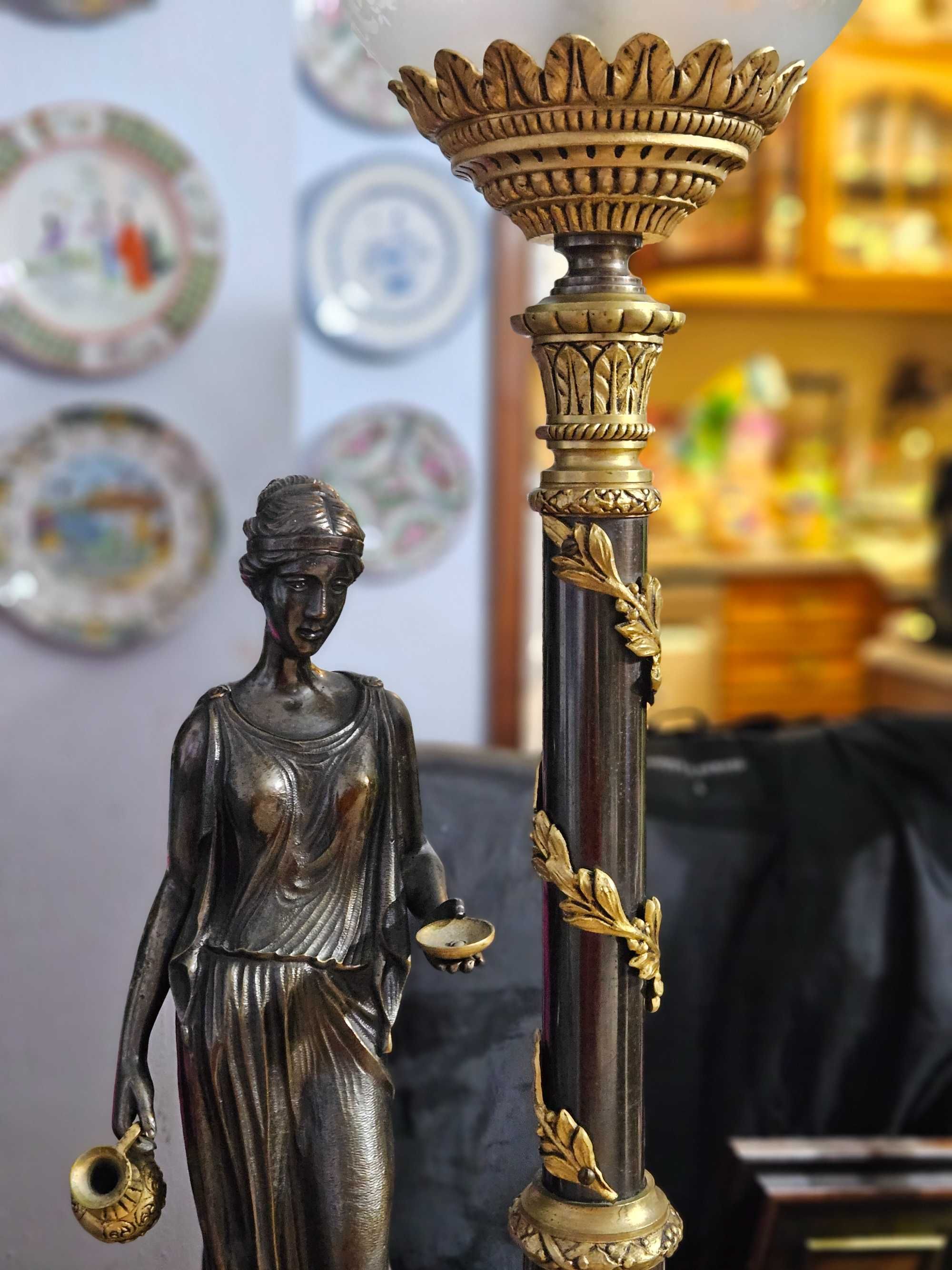 Candeeiro com estátua em latão