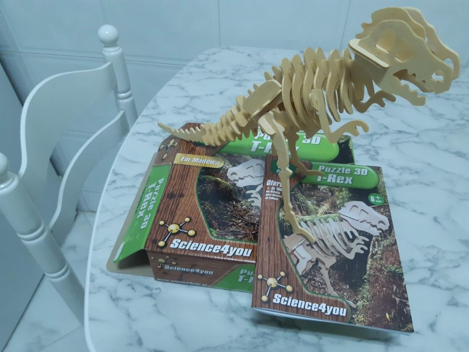 Puzzle 3D, em madeira, do TRex, como novo