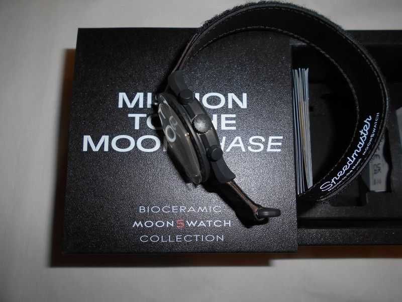 Swatch x Omega Bioceramic Moonswatch Mission To Moonphase Snoopy
Black