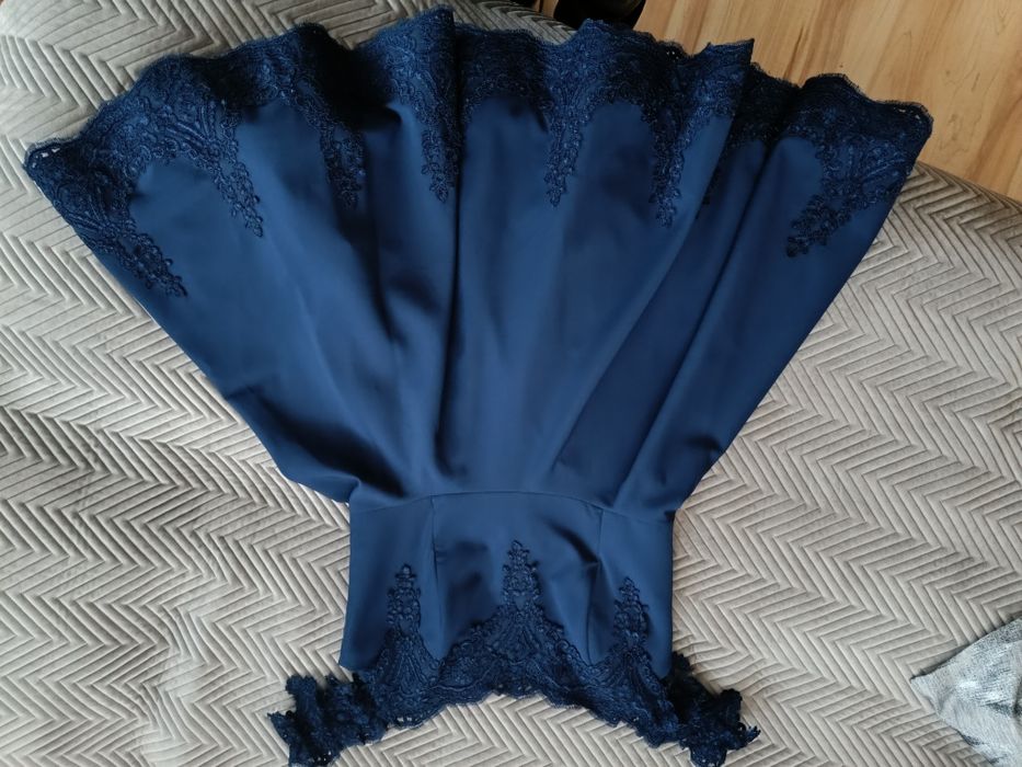 Granatowa sukienka do kolan