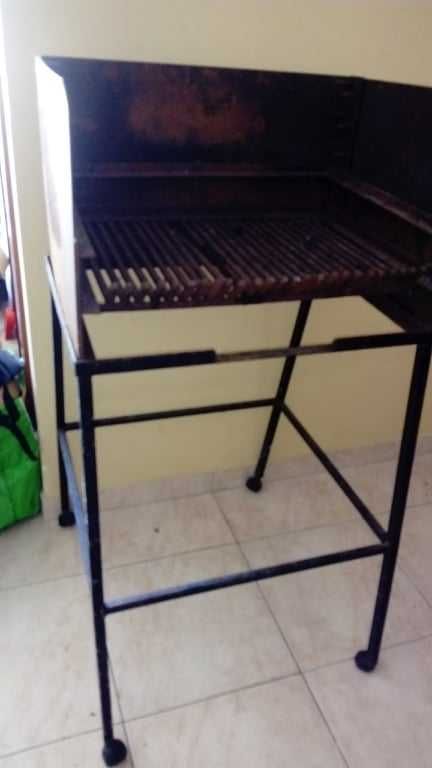 Churrasqueira para grelhar a carvão