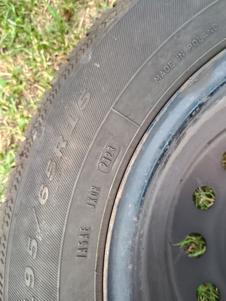 Sprzedam dwa koła z oponami  zimowymi R15