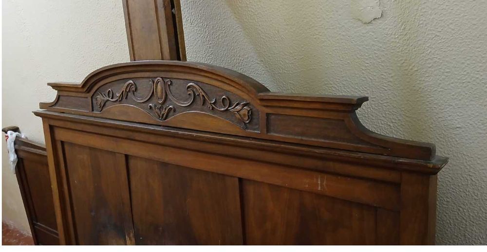 Cama Antiga de Madeira Nobre – Peça Valiosa e Charmosa