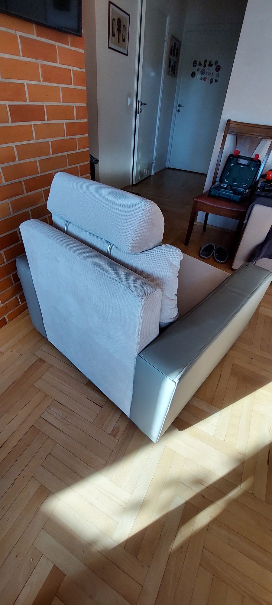 Wygodny fotel z zagłówkiem