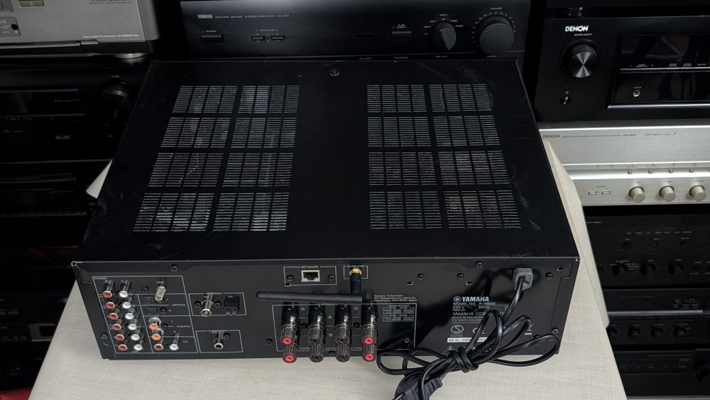 Yamaha R-N602 Wysokiej klasy amplituner stereo z funkcjami sieciowymi