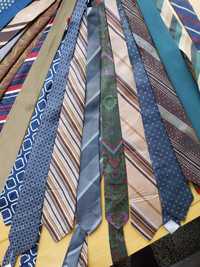Tenho umas 40 a 45 gravatas  todas  estimadas voltam a estar na moda