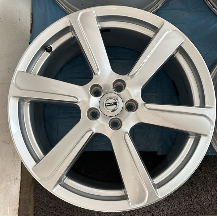 670 Felgi Aluminiowe Oryginał Volvo R 19 5x108 otwór 63,3 Bardzo Ładne