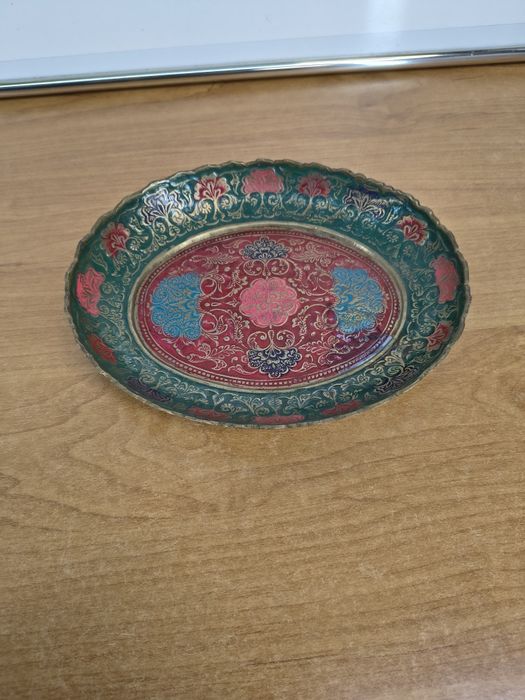Dekoracyjny metalowy talerz orientalny – ręcznie zdobiony, vintage