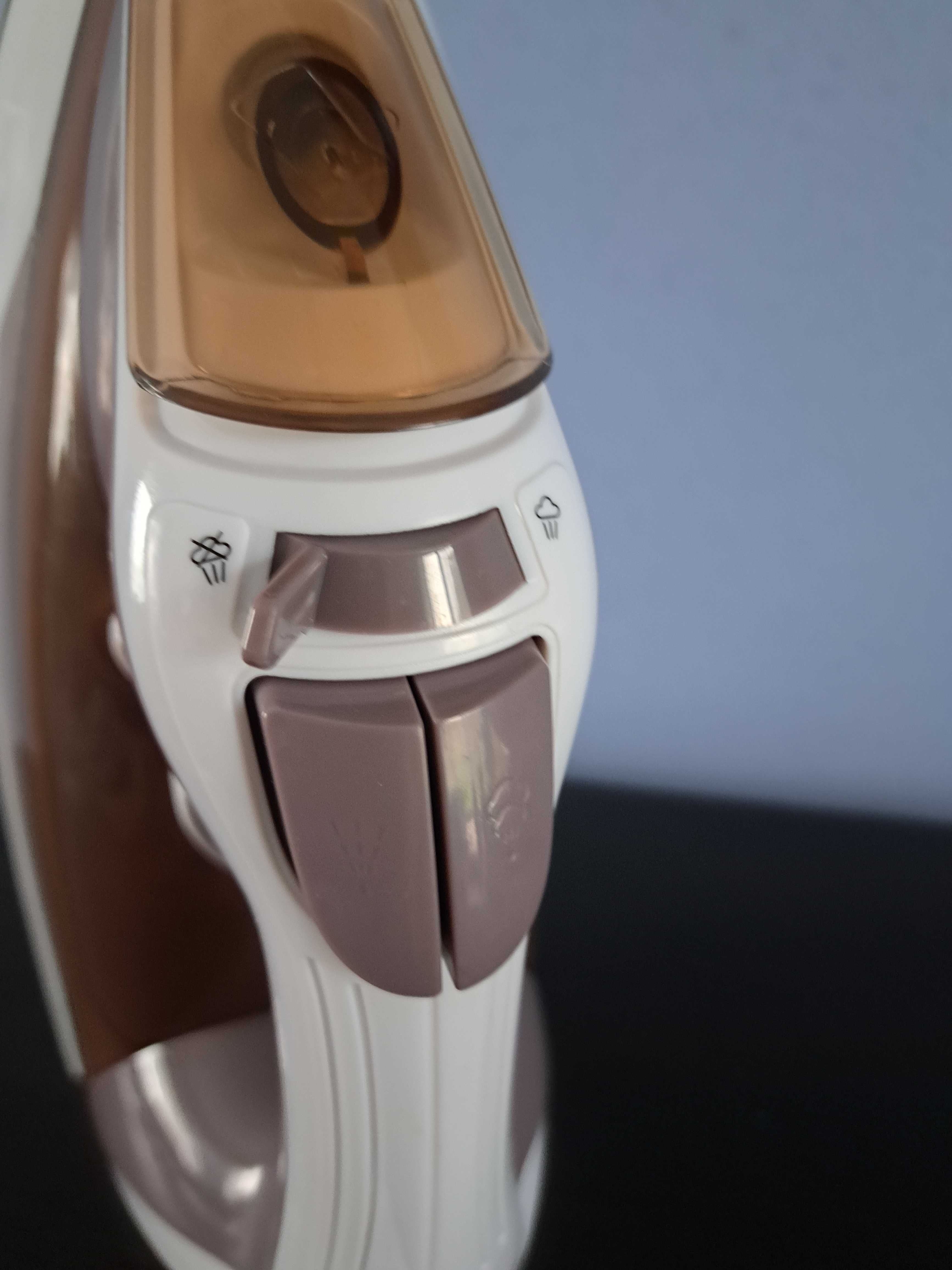 Żelazka Żelazko parowe ceramiczne Royal Swiss 2200 W